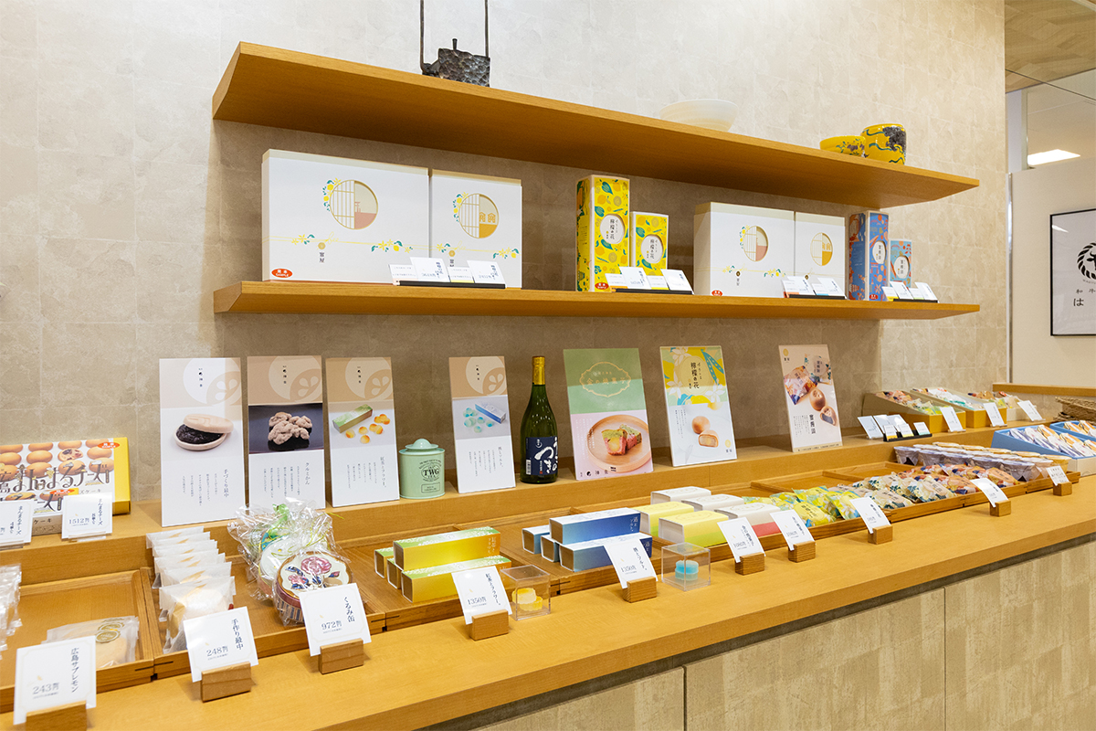 季節の和菓子をはじめ創作菓子が並ぶ店内