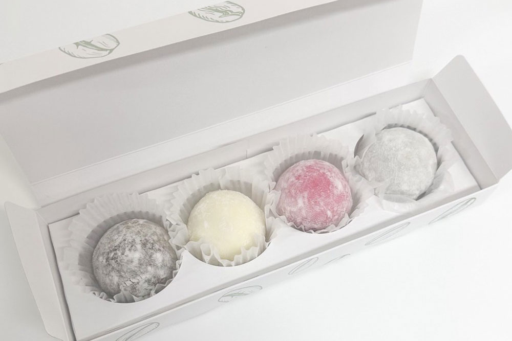 フランボワーズのムースとレアチーズケーキ、チョコレートと抹茶のテリーヌが入った4種の『大福』