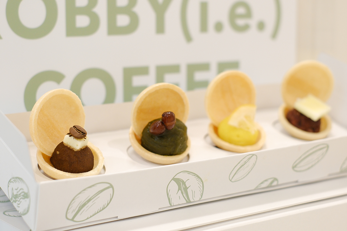 フランボワーズのムースとレアチーズケーキ、チョコレートと抹茶のテリーヌが入った4種の『大福』