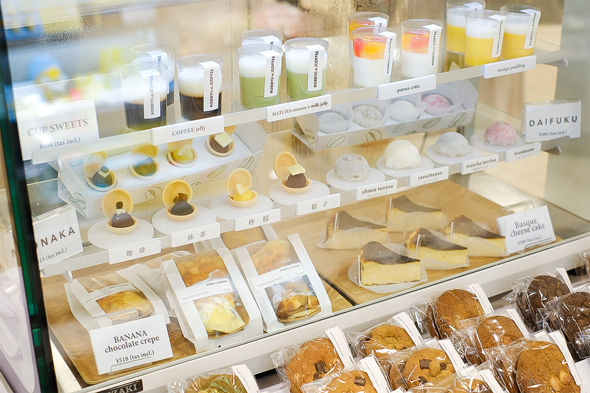 白を基調に箱やデザインもすべてプロデュースするクリエイティブな一面もあるお店です