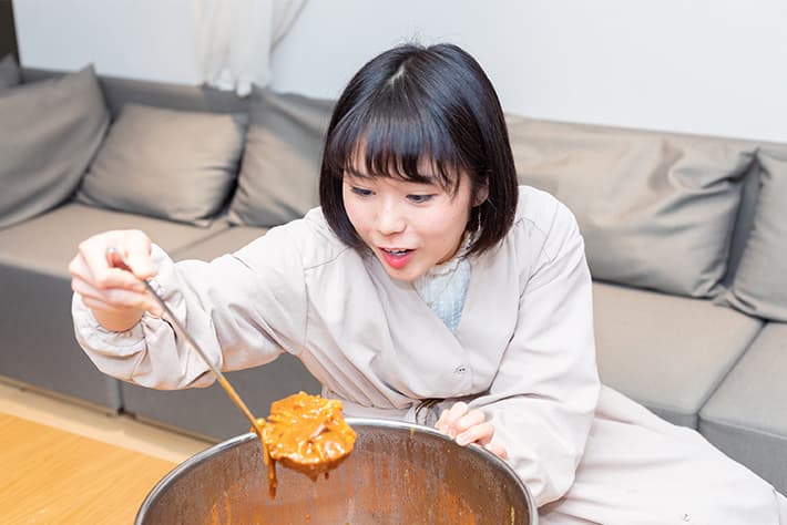75種入りカレーは「香りの大戦争」